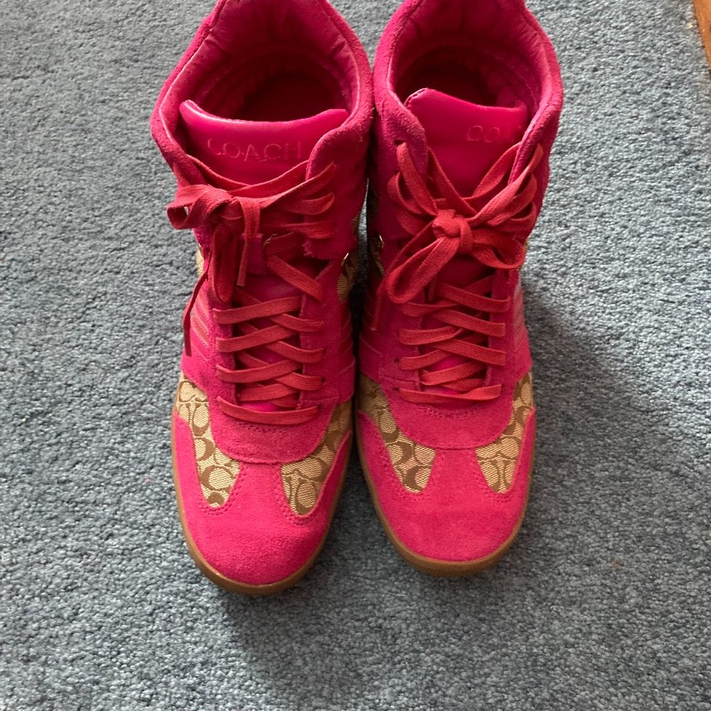 COACH ALARA BROWN SIGNATURE JACQUARD & HOT PINK SUEDE WEDGE HEEL SNEAKER  9.5 ba